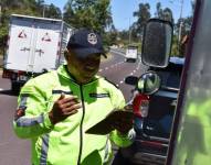 Un agente de tránsito realizando controles.