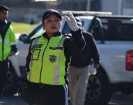 Una agente civil de tránsito controla la movilidad en Quito.