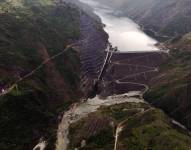 En la gráfica, el embalse de la central hidroeléctrica Mazar, en Azuay.