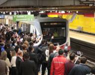 Miles de usuarios en la estación San Francisco del Metro de Quito durante el último feriado.