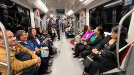 Un grupo de usuarios en uno de los trenes del Metro de Quito.