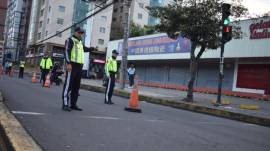 Agentes de tránsito gestionan la movilidad en Quito