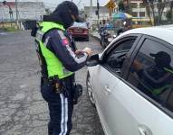 Un agente controla a los vehículos en Quito.