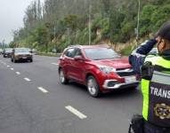 Imagen referencial de control de tránsito vehicular en Quito.