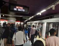 El Metro de Quito transporta a miles de usuarios diariamente.