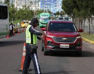 Imagen referencial de control de tránsito vehicular en Quito.