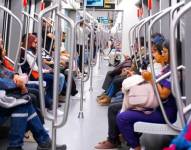 Un grupo de pasajeros al interior del Metro de Quito.