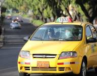 Imagen referencial de un taxi con pasajeros