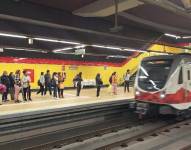 Imagen de uno de los trenes del Metro de Quito en una de las estaciones.