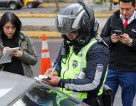 Un agente de tránsito realiza controles durante el operativo.