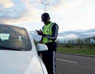 Agente de tránsito realizando un control en una carretera.