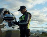 Imagen referencial de control de tránsito vehicular en Quito.