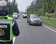 Un agente civil de tránsito vigilando que se cumpla el Pico y Placa en la avenida Simón Bolívar.