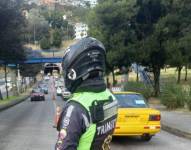 Imagen referencial de control de tránsito vehicular en Quito.