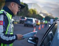 Los agentes civiles de tránsito controlan el cumplimiento del pico y placa en Quito.