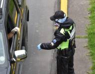 Un agente civil de tránsito realiza controles en Quito.