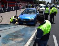 Un carro es subido a una plataforma en el norte de Quito.