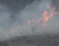 Imagen de un bombero combatiendo un incendio en la Sierra.