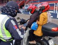 Un control a un motociclista en el norte de Quito.