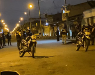 Imagen de policías en una escena del crimen del barrio 18 de octubre, en la noche