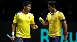 Los tenistas ecuatorianos Gonzalo Escobar y Diego Hidalgo en un partido de Copa Davis