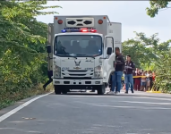 Imagen de un carro de Medicina Legal en la vía hacia el recinto El Guayabo, donde fueron hallados cuatro cuerpos en una vía, en la provincia de Los Ríos.