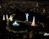 Iluminación navideña en El Panecillo, centro de Quito