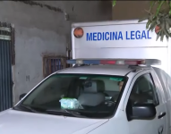 Imagen de un carro de Medicina Legal en Pascuales, recogiendo los cuerpos de dos personas asesinadas.