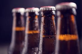 Mercado negro de bebidas alcohólicas crece ante restricciones por la covid