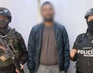 Abdirizak E. junto a dos agentes de la Policía Nacional.