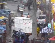 El agua causó estragos en la avenida Julio Andrade de Nueva Aurora, sur de Quito.