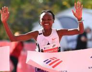 Ruth Chepngetich, pasando la meta en el maratón de Chicago.