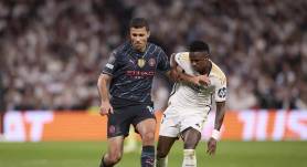 Rodri y Vinicius Junior, disputando el balón.