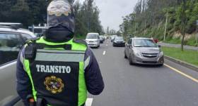 Un agente de tránsito realiza un control en una vía de Quito.