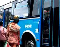 Parada de buses en San Roque, centro de Quito.