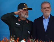 El presidente iraní Masoud Pezeshkian (d) y el comandante de la Fuerza Aeroespacial del Cuerpo de la Guardia de la Revolución Islámica, Amir Ali Hajizadeh (i), asisten a un desfile militar en Teherán, Irán (21 de septiembre de 2024).