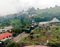 Ingreso de camiones militares en la parroquia Palo Quemado.