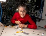 La astronauta Suni Williams (en la foto) y su colega Butch Wilmore están varados en la Estación Espacial Internacional.