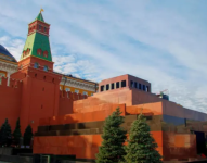 El mausoleo de Lenin en la Plaza Roja de Moscú celebra su centenario este 1ro de agosto.