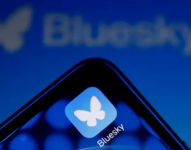 Aunque su color y logo recuerdan al Twitter original, Bluesky es una red alternativa a X.