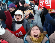 La gente celebra después de que el parlamento de Corea del Sur aprobara una segunda moción de impeachment contra el presidente Yoon Suk Yeol por su decreto de ley marcial.