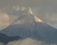 Imagen referencial para graficar la emisión de ceniza del volcán Sangay.