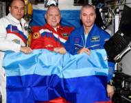 Cosmonautas rusos en el espacio muestran una bandera que apoya la guerra en Ucrania.