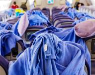 Foto de mantas sobre los asientos tras un vuelo.