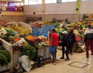 Personas haciendo compras en un mercado.