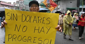 Los dólares escasean en la economía boliviana.