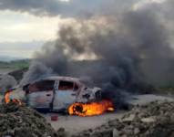 Imagen del carro incinerado en la coop. 31 de Octubre, en Monte Sinaí, noroeste de Guayaquil.