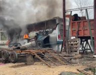 Imagen de un bus incendiado por extorsionadores en La Troncal, Cañar, 25 de noviembre del 2024.