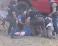 Policías arrestando al exbeisbolista Austin Maddox
