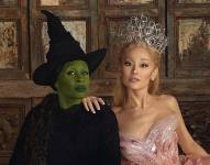 Wicked es un musical de Broadway que cuenta la historia no autorizada de las brujas de Oz, centrándose en la amistad entre Elphaba y Glinda, y explorando las razones detrás de sus destinos.